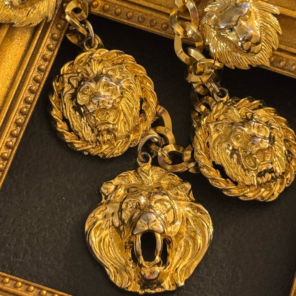 Gold Lion VTG Charm Bracelet - Picture 5 of 11